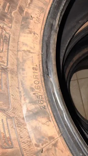 Vendo ou troco jogo de pneu Bridgestone 265/60/18 meia vida