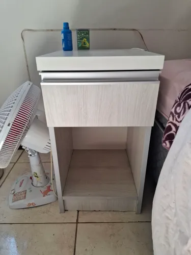 Mesinha de cabeceira de cama