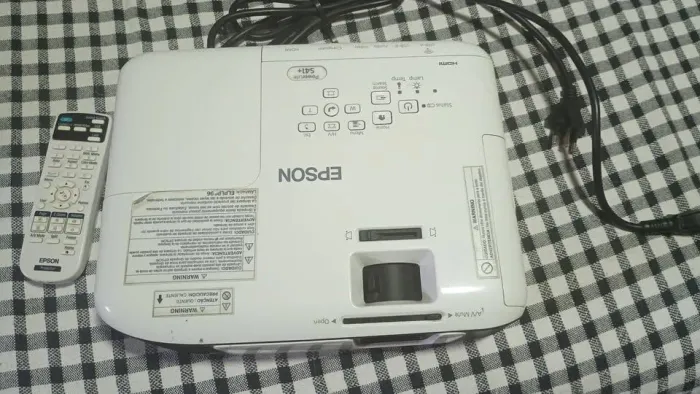 O Projetor Epson PowerLite S41+ é portátil e confiável, com alto brilho. Possui tecnologia