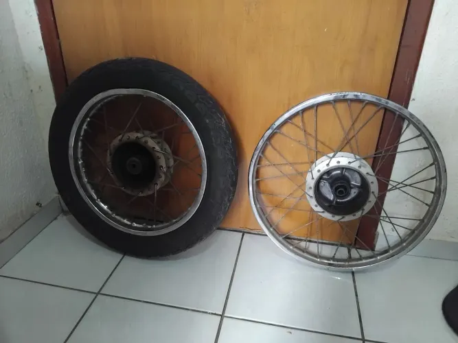 Vendo rodas da pop e biz, com pneu levorin meia vida 