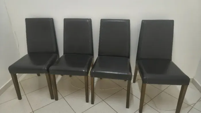 Cadeira de Couro Preta - Reformada