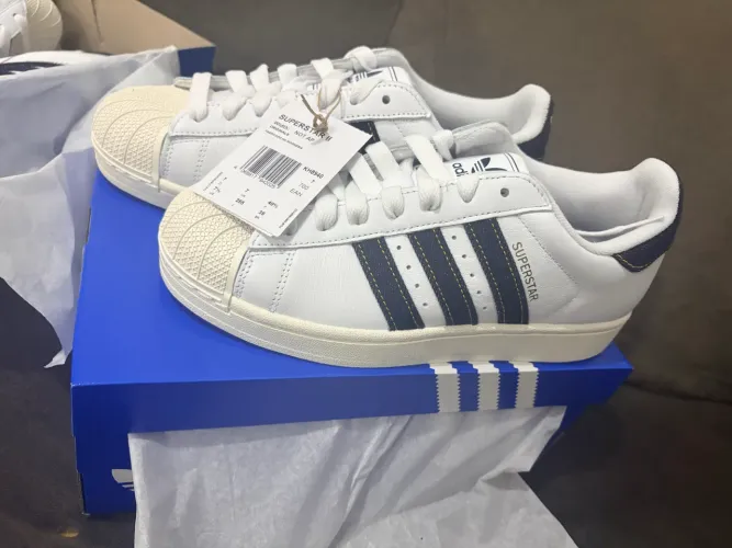Tênis Adidas Superstar, novo na caixa, N° 39.