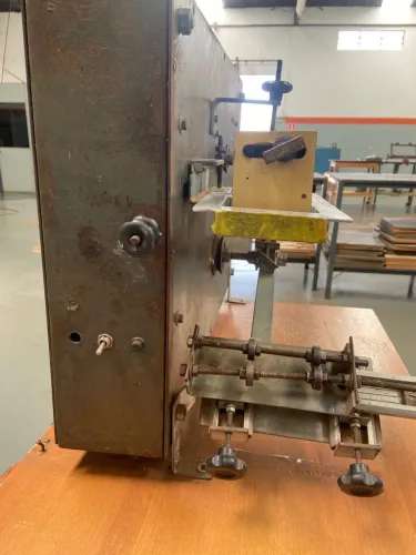 Máquina cilíndrica semiautomática para canetas