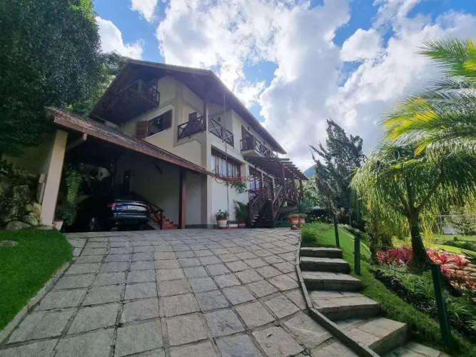 Casa com 5 suítes em condomínio em Quebra Frascos - Teresópolis/RJ
