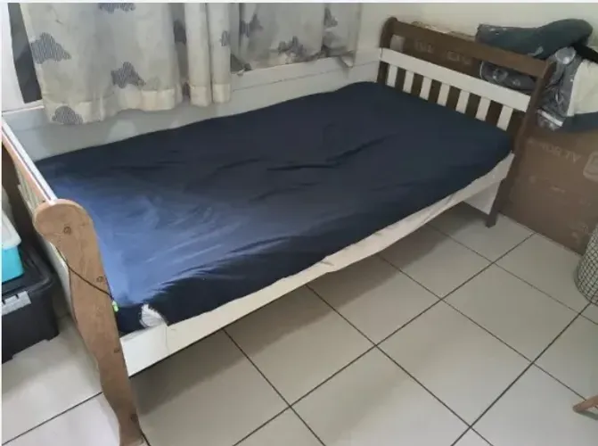 Oportunidade - Cama Infantil Estilo Montessoriana de Madeira Grade Lateral