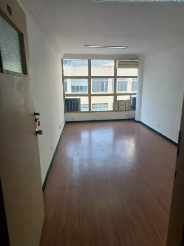 Sala comercial com ar condicionado em andar alto