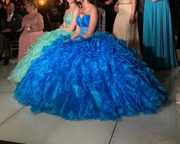 Vestido de debutante azul com pedras