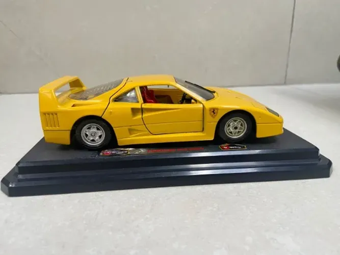 Miniatura Ferrari  Burago F40 1:24 DV0057*