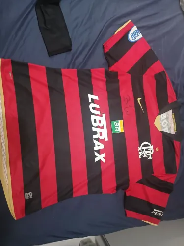 Camisa do Flamengo, com assinatura do Zico
