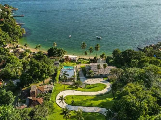 Linda mansão pé na areia de 10 suítes, piscina, sauna, área gourmet