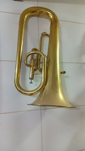 Baixo de fanfarra laqueado