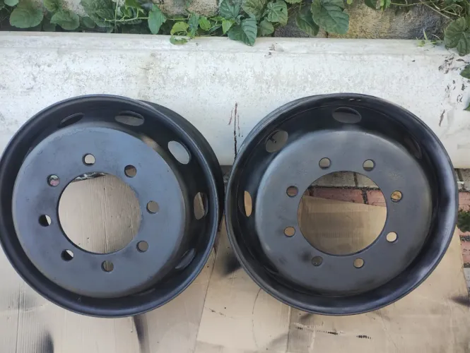 VENDO RODAS 8 FUROS P/ PNEUS SEM CÂMARA