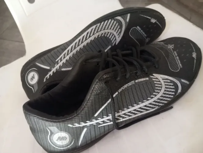 Chuteira de futsal semi/nova, usada apenas no interclasse!