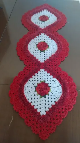 90 Reais centro de mesa<br>Caminho de mesa vermelha com linha luxo <br>Medida 120 x41