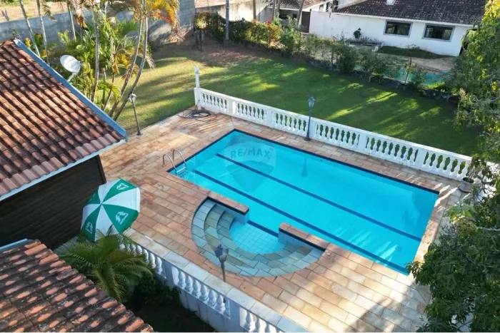 casa madeira com 202 m2; 1463 m2 área total; 10 vagas descobertas; 3 quartos sendo 1 suíte