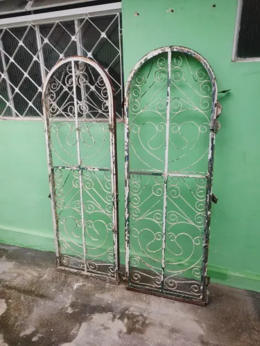 Janelas capelinha super antigas com ornamentos de grade em arabescos