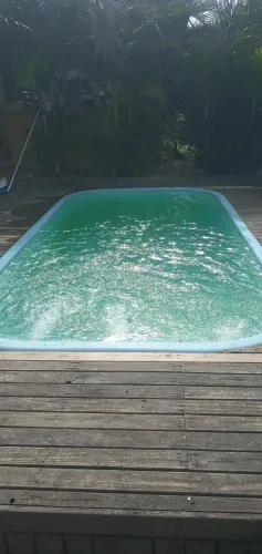 piscina usada com o deck