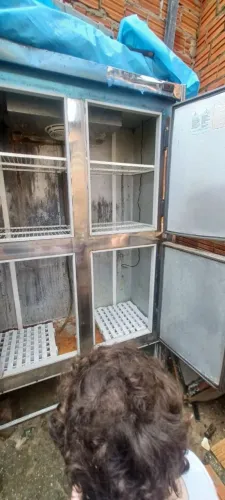 Vendo uma geladeira industrial de 4 portas
