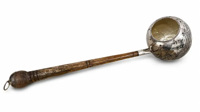 Concha Antiga Decorativa em Metal Repujado com Cabo de Madeira - Peça Vintage Artesanal
