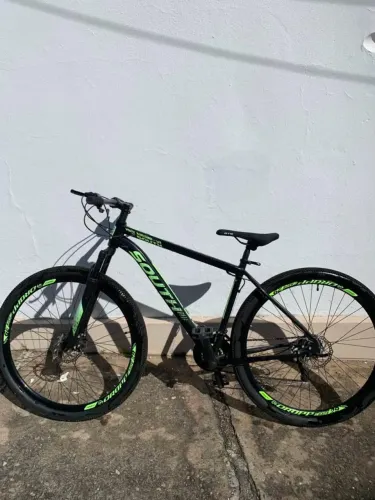 BICICLETA EM PERFEITAS CONDIÇÕES, MUITO POUCO USADA. TUDO FUNCIONANDO PERFEITAMENTE.