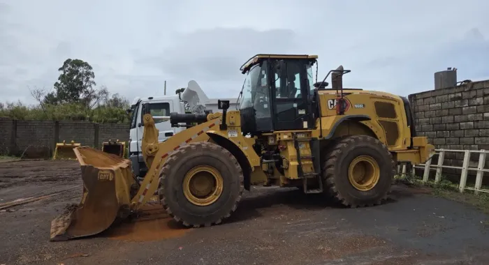 Pá Carregadeira Caterpillar 966L ano 2022 com 12.000 horas, em MG