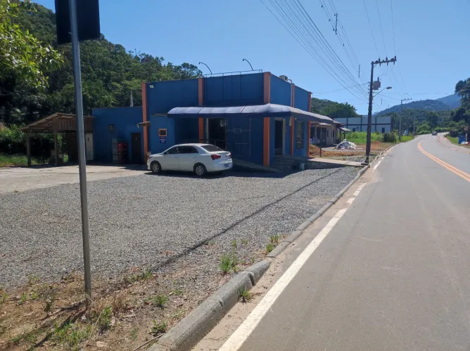Vende-se ou troco por apartamento no litoral.