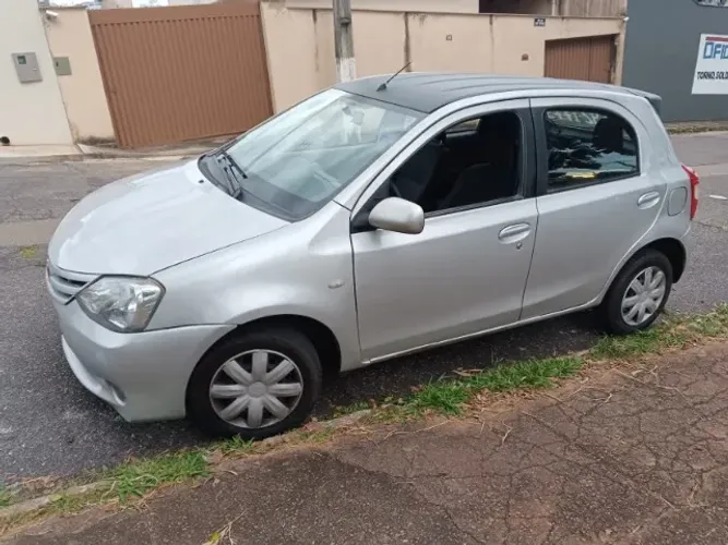 Toyota Etios X 1.3 Flex 16V 5P Mec. 2013