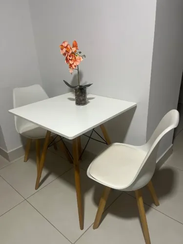 Mesa quadrada e duas cadeiras