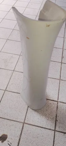 Coluna pia de banheiro branca.
