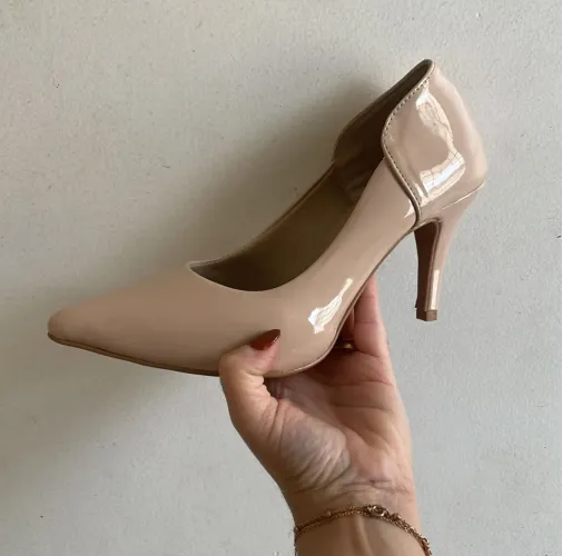 Scarpin nude em verniz nº36