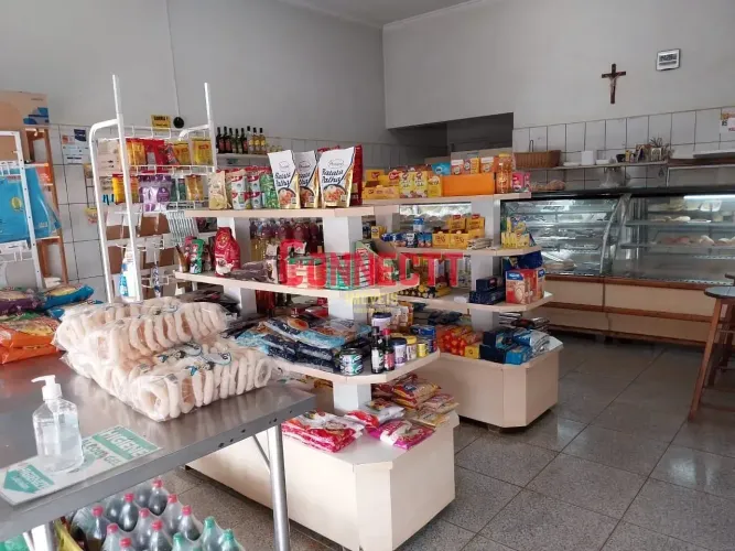 SALÃO COM EDICULA NO FUNDO NO BAIRRO MONTE ALEGRE.