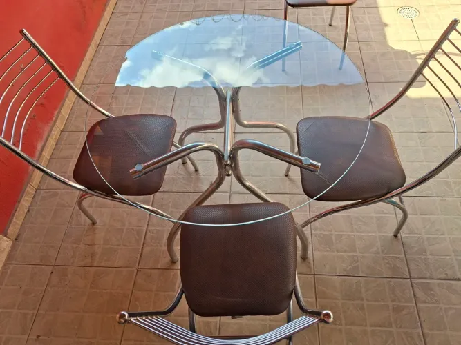 Mesa de vidro com 04 cadeiras
