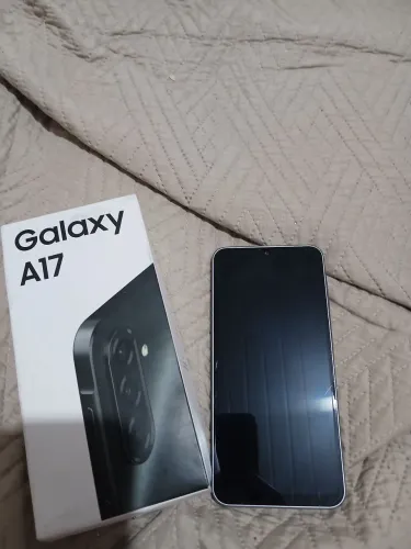 Samsung A17 seminovo na caixa.