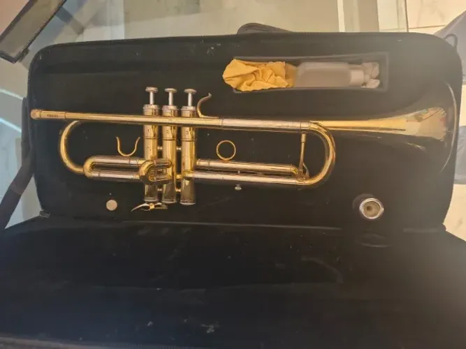 VENDO TROMPETE COM ESTOJO JEAN PAUL TR5521