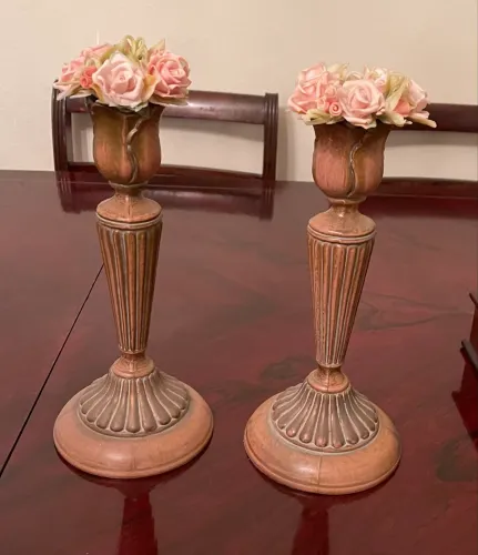 Par de Castiçais Clássicos Vintage com Anéis Bobeches de Rosas 3D"