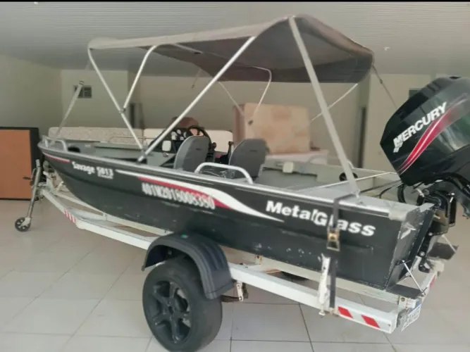 Lancha casco Metalglass Motor mercury 