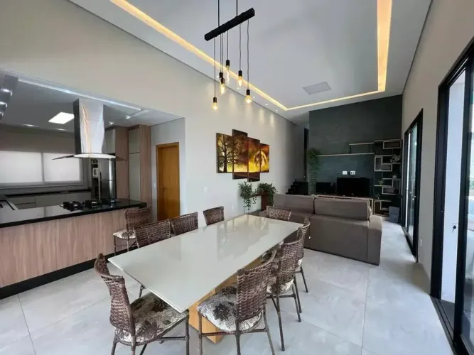 Ótima casa com varanda gourmet no Condomínio Varanda Sul