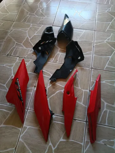 Peças da.cb300f vermelha