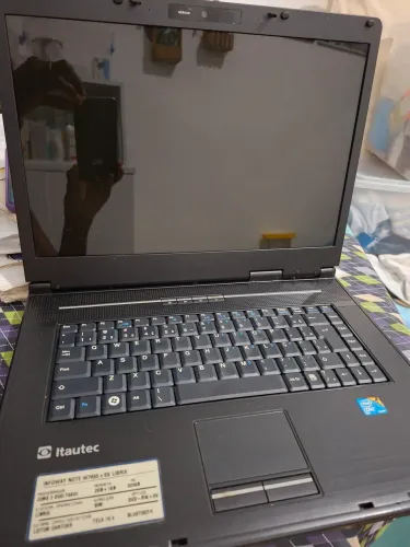 Vendo um notbook itautec antigo funciona na tomada Apesar de ser antigo está como novo 