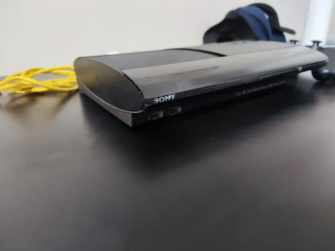 PS3 SUPER SLIM 250GB + DESBLOQ. HEN + 1 CONTROLE