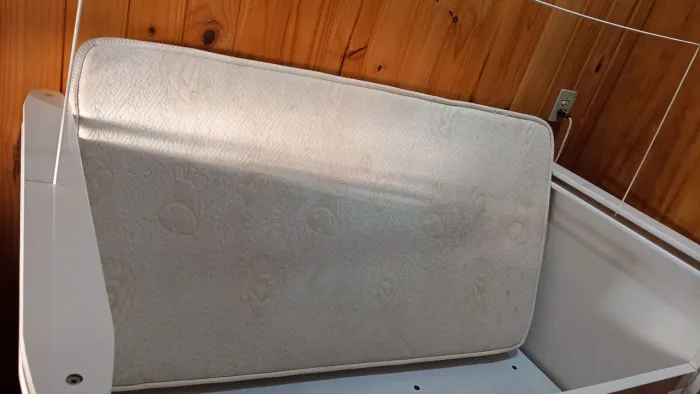 Vendo berço que vira cama com colchão em muito bom estado !