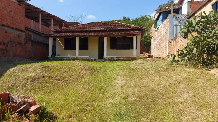 Oportunidade em Vassouras: Casa com Amplo Terreno em Andrade Costa