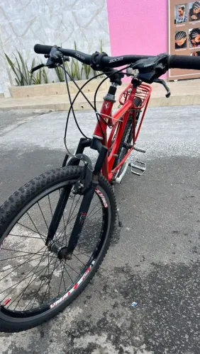 Vendo bicicleta com quadro monark, calhas Aero, com jogo de marchas em bom estado.