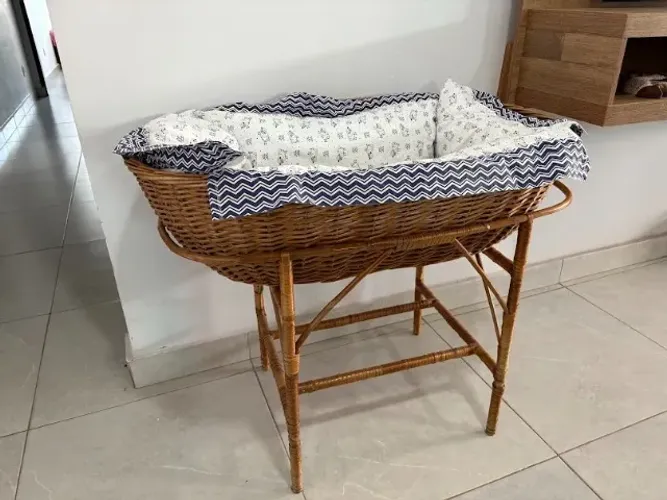 Oportunidade!! Berço para recém-nascido com conjunto de cama.