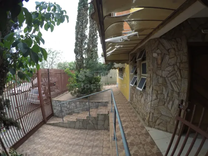 Excelente sobrado para uso Residencial ou Comercial no Jardim Fuscaldo com 02 dormitórios,