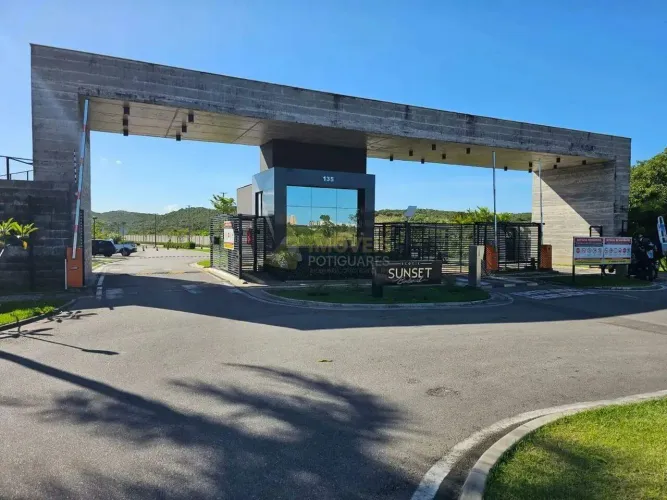 Lote com 300 m², no condomínio Sunset Boulevard
