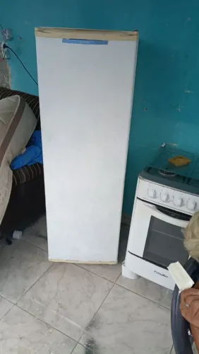 Geladeira funcionando perfeitamente muito boa 