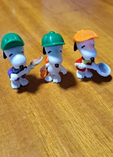 LOTE Nº 19 - CONTENDO TRÊS BRINQUEDOS MINIATURAS KINDER OVO - SNOOPY