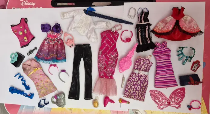 Lote de acessórios e roupas para bonecas Monster High, Ever After high e Barbie