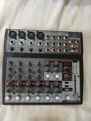 Mesa de som Behringer 1202FX